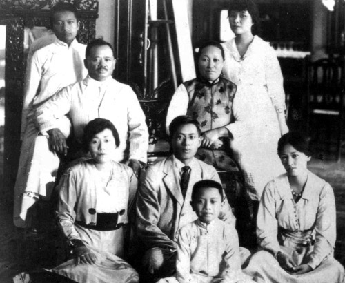 Photo: Charles Jones Soong with his wife and children in 1917.