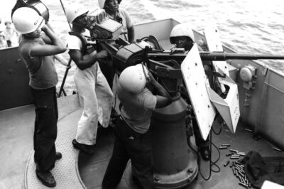 Photo: Crew with a 20mm anti-aircraft gun.