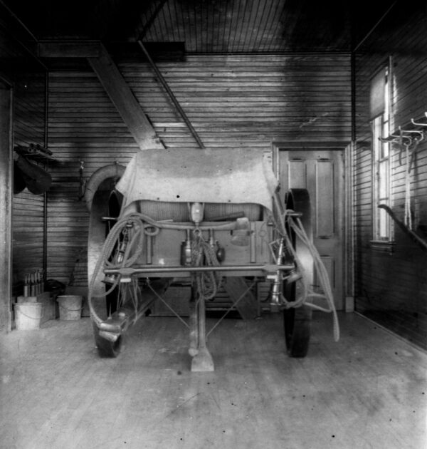 Photo: Single-axle cart in barn.