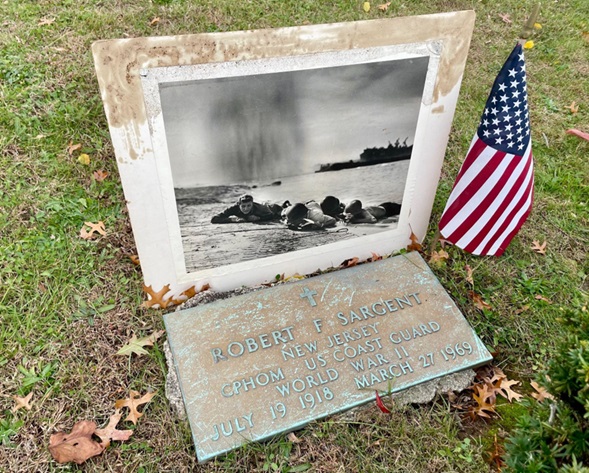 Photo: Robert Sargent’s grave and headstone with the text “Robert F. Sargent, New Jersey, CPhoM, U.S. Coast Guard, World War II. July 19, 1918 – March 27, 1969”
